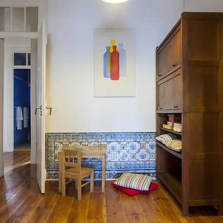 Joivy Classic 3br With Workspace In Chiado, 2mins From Baixa-chiado Subway アパート