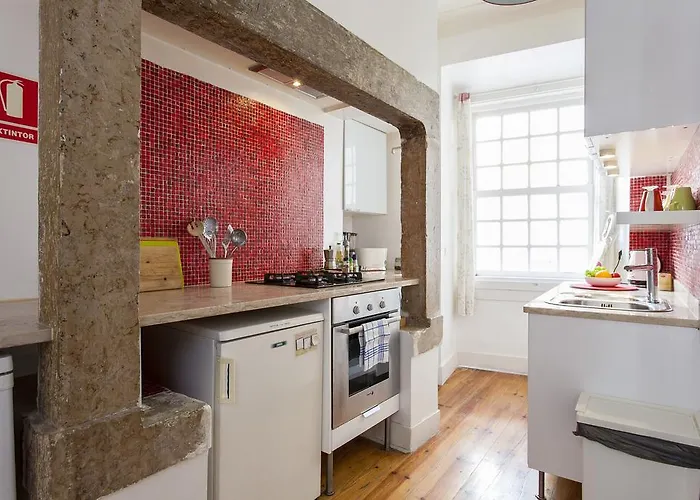 Joivy Classic 3br With Workspace In Chiado, 2mins From Baixa-chiado Subway Apartament Lizbona